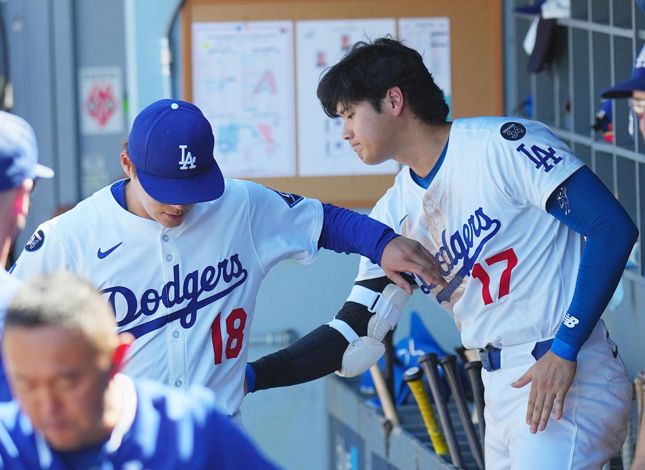 ドジャース対ダイヤモンドバックス　　6回を投げ終えた山本（左）をタッチで迎えるドジャース大谷（撮影・菅敏）