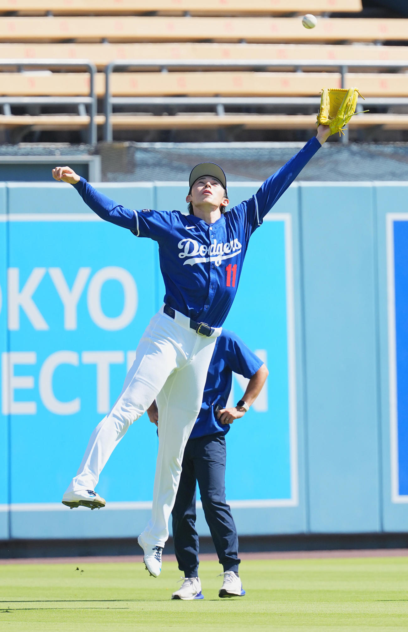 ドジャース対ダイヤモンドバックス　試合前、キャッチボールをするドジャース佐々木は、それたボールに反応し、豪快にジャンプする（撮影・菅敏）