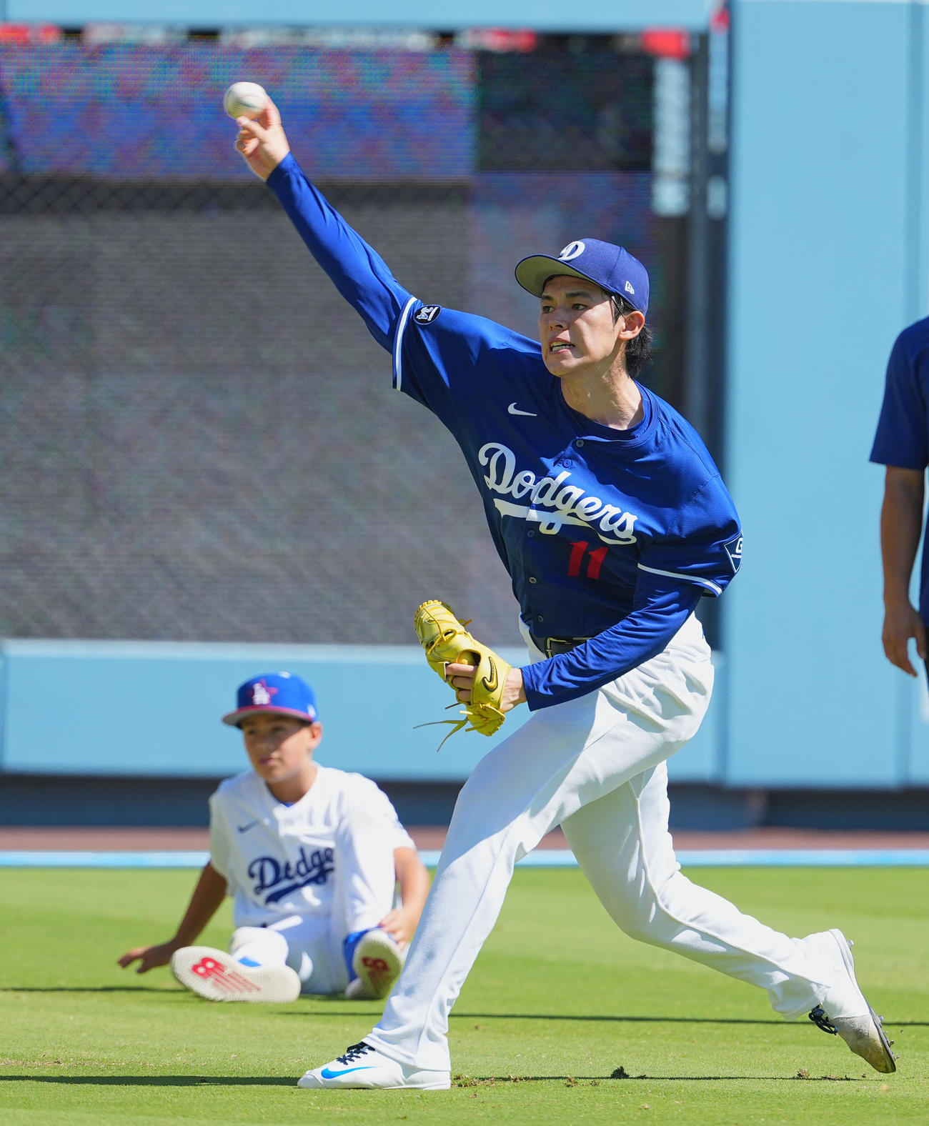 ドジャース対ダイヤモンドバックス　試合前、キャッチボールをするドジャース佐々木（撮影・菅敏）