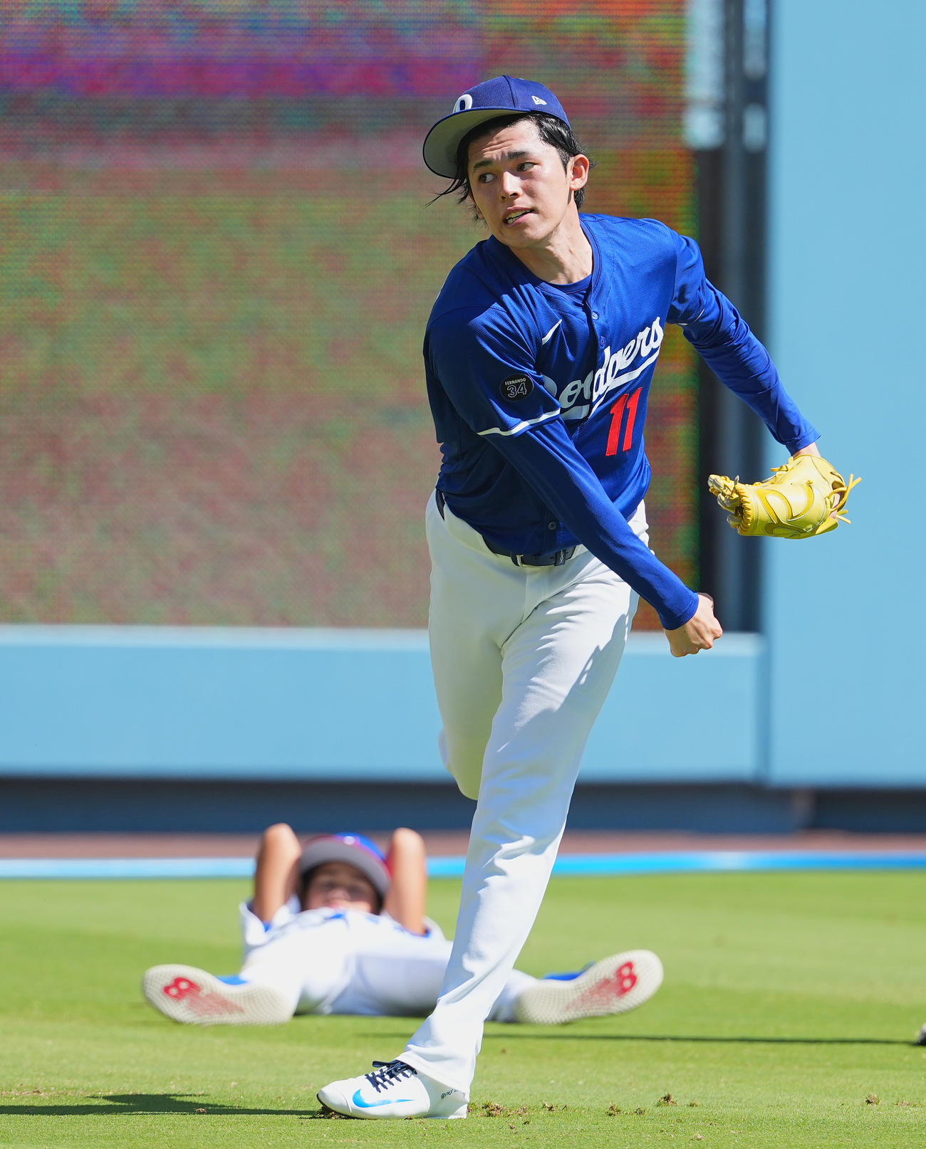 ドジャース対ダイヤモンドバックス　試合前、キャッチボールをするドジャース佐々木（撮影・菅敏）