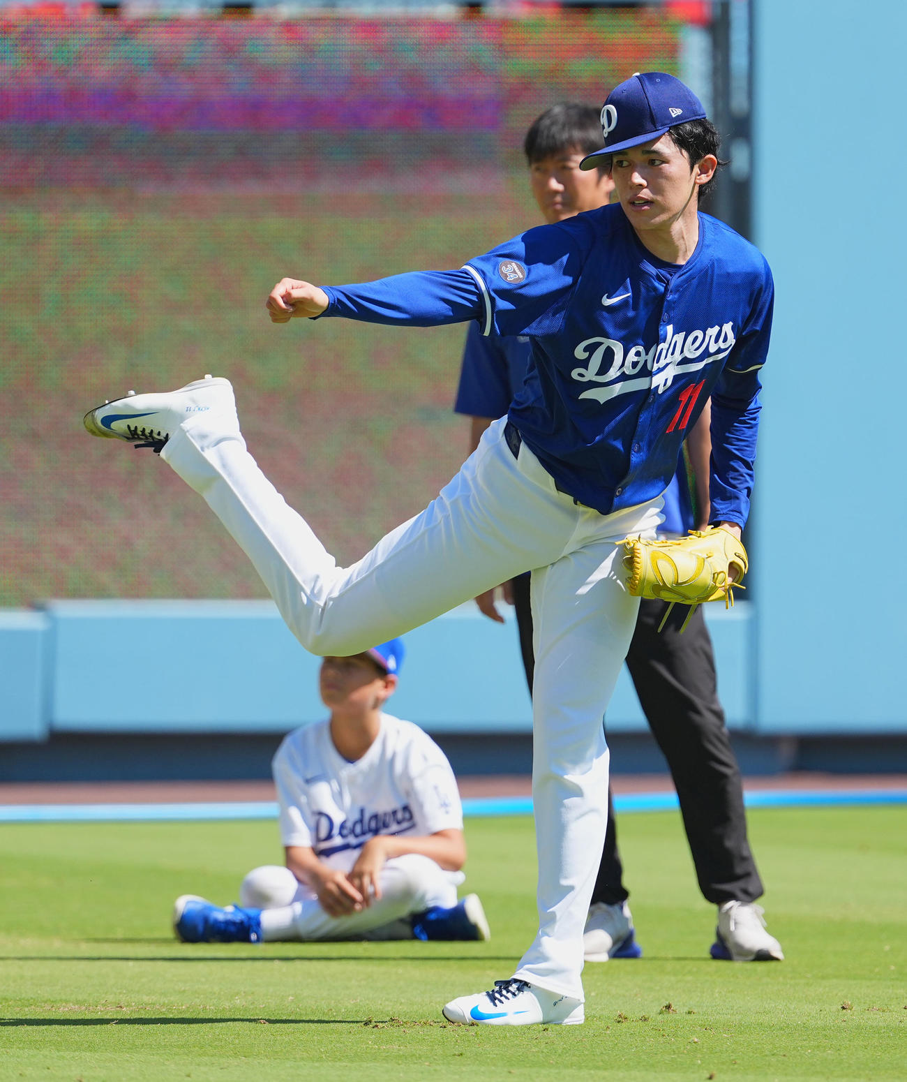 ドジャース対ダイヤモンドバックス　試合前、キャッチボールをするドジャース佐々木（撮影・菅敏）