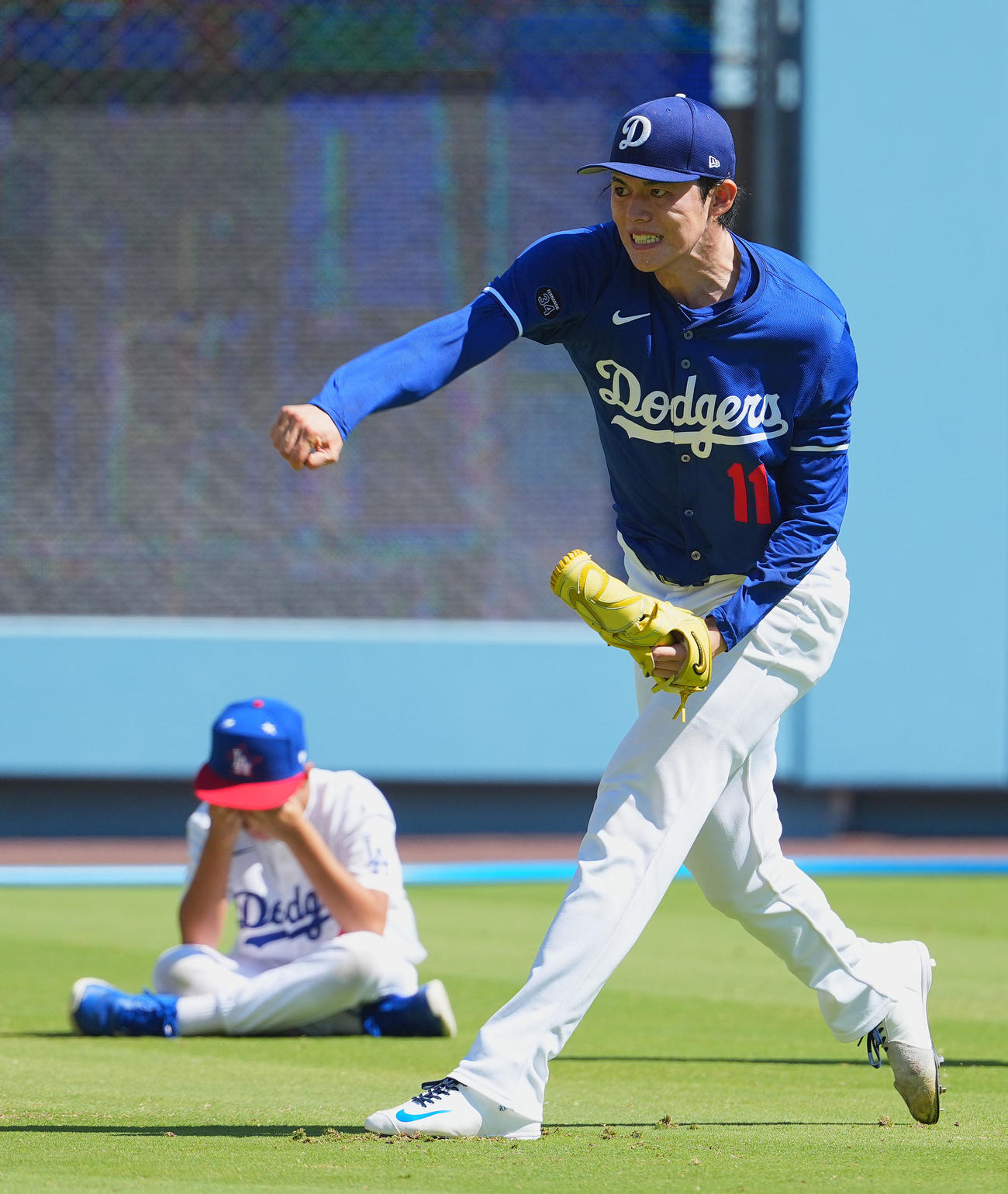 ドジャース対ダイヤモンドバックス　試合前、キャッチボールをするドジャース佐々木（撮影・菅敏）