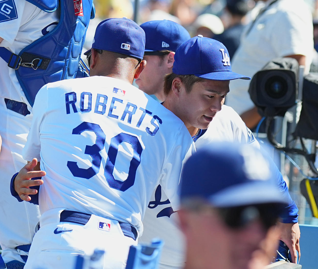 ドジャース対ダイヤモンドバックス　7回を4安打1失点に抑え、ロバーツ監督（左）にハグで迎えられるドジャース山本（撮影・菅敏）