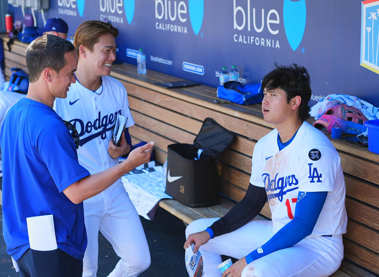 ドジャース対ダイヤモンドバックス　試合中、ベンチで話す大谷と山本（中央）（撮影・菅敏）