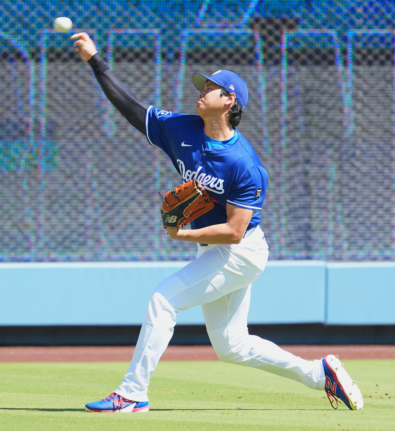 ドジャース対ダイヤモンドバックス　試合前、キャッチボールをするドジャース大谷（撮影・菅敏）