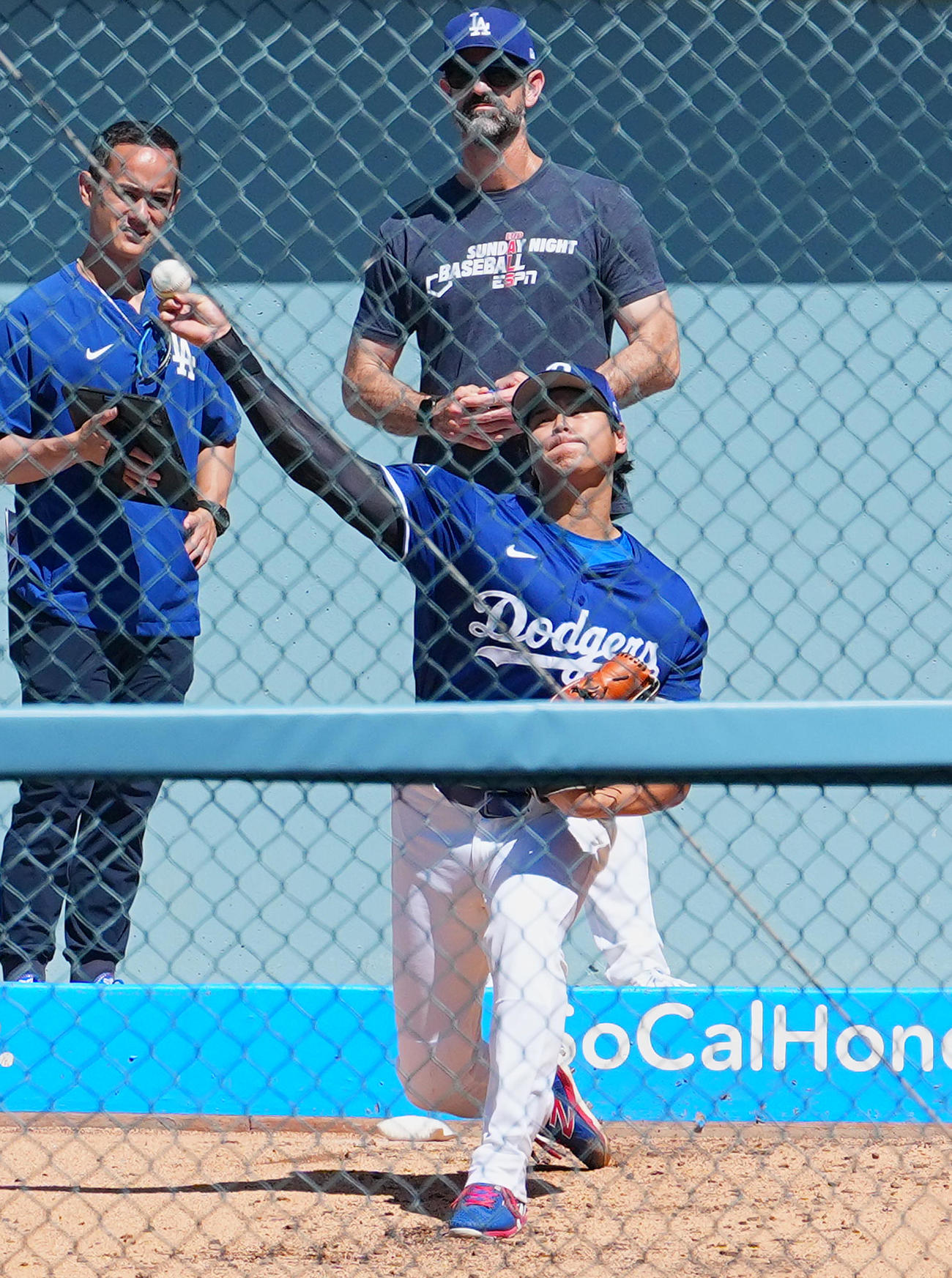ドジャース対ダイヤモンドバックス　試合前、ブルペンで投球練習をするドジャース大谷（撮影・菅敏）