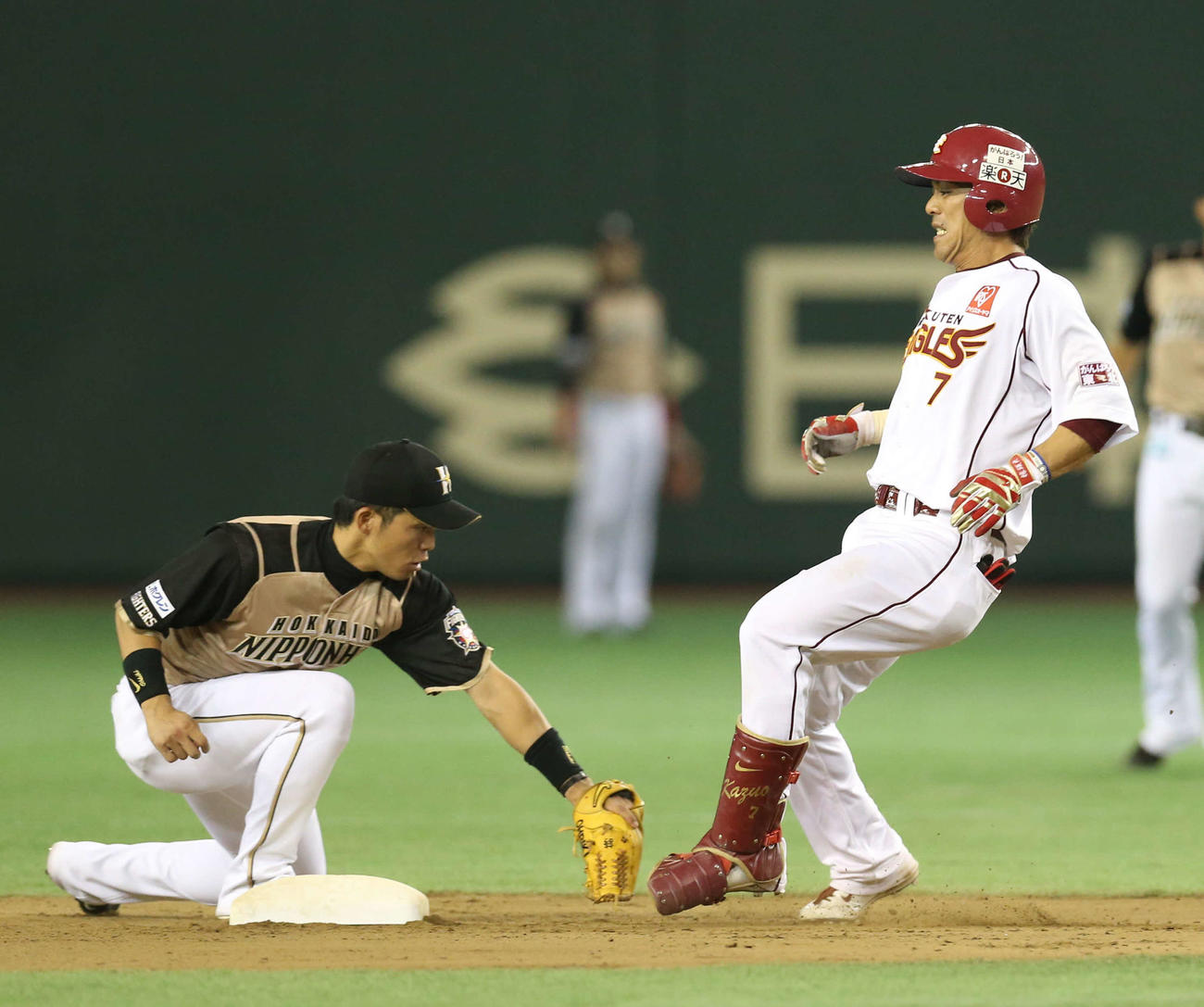 楽天対日本ハム　8回裏楽天無死、松井稼頭央の打球に飛びつきファンブルした大谷翔平は素早く拾って返球し二塁進塁を防いだ（2013年7月9日撮影）