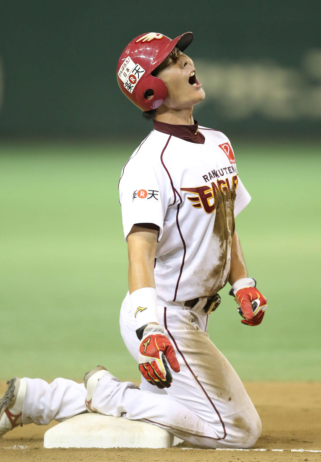 大谷のレーザービームで刺された島内はぼう然と天を仰ぐ（2013年7月9日撮影）