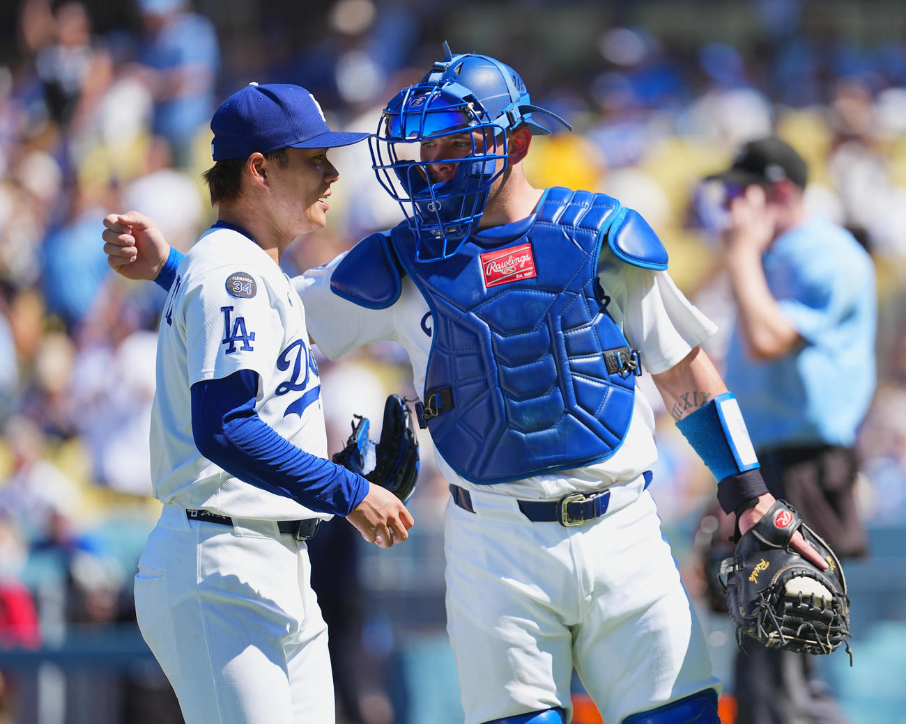 ドジャース対ダイヤモンドバックス　7回を4安打1失点に抑え、捕手ラッシング（右）に声をかけられる山本（撮影・菅敏）