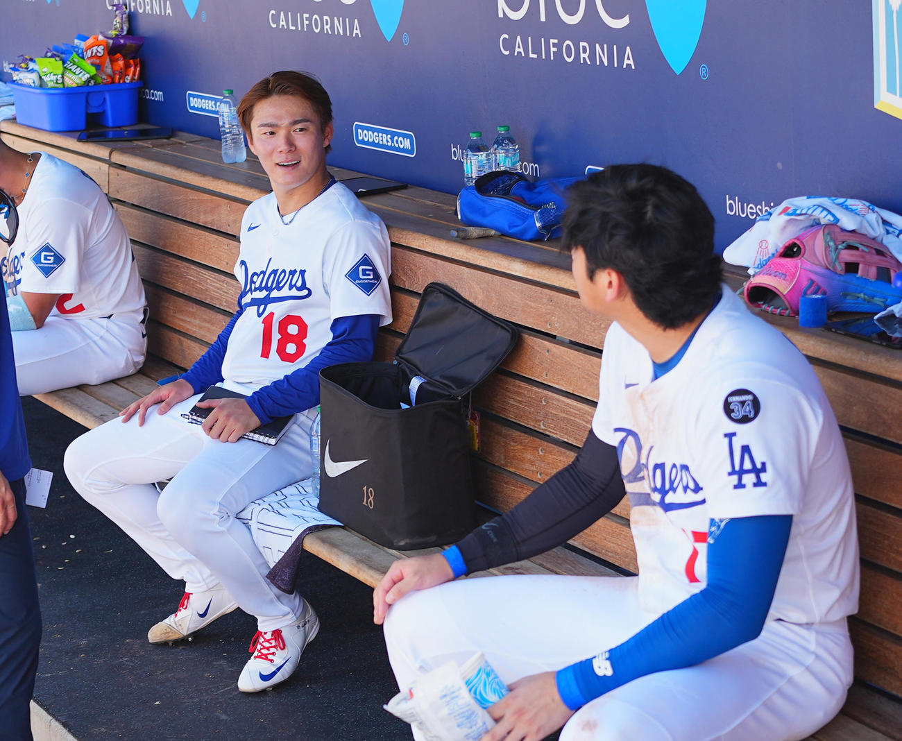 ドジャース対ダイヤモンドバックス　試合中、ベンチで大谷（右）と話す山本（撮影・菅敏）