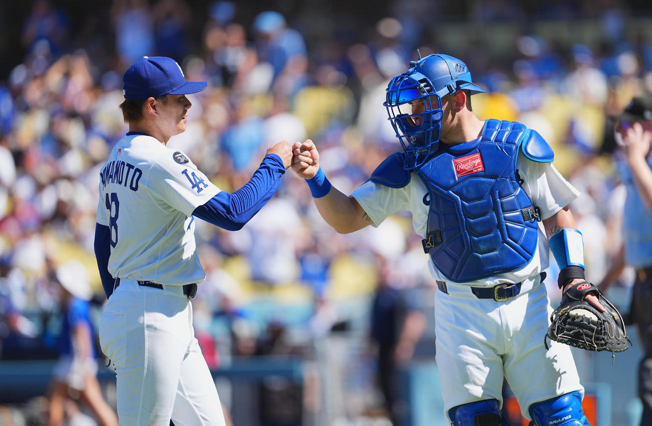 ドジャース対ダイヤモンドバックス　7回を4安打1失点に抑え、捕手ラッシング（右）にタッチで迎えられる山本（撮影・菅敏）