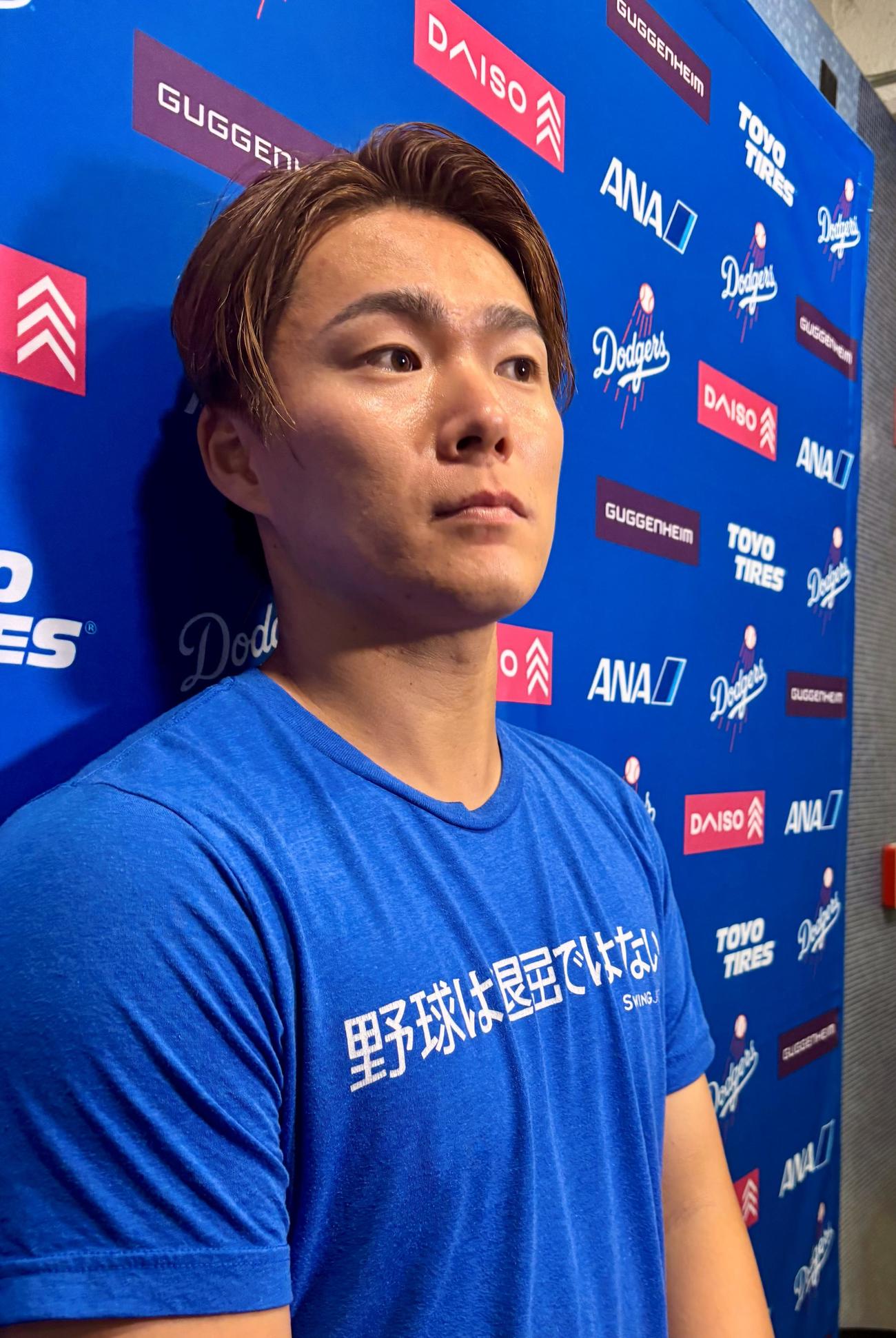 試合後、「野球は退屈ではない」との文字が刺繍されたTシャツを着用して取材に応じるドジャース山本