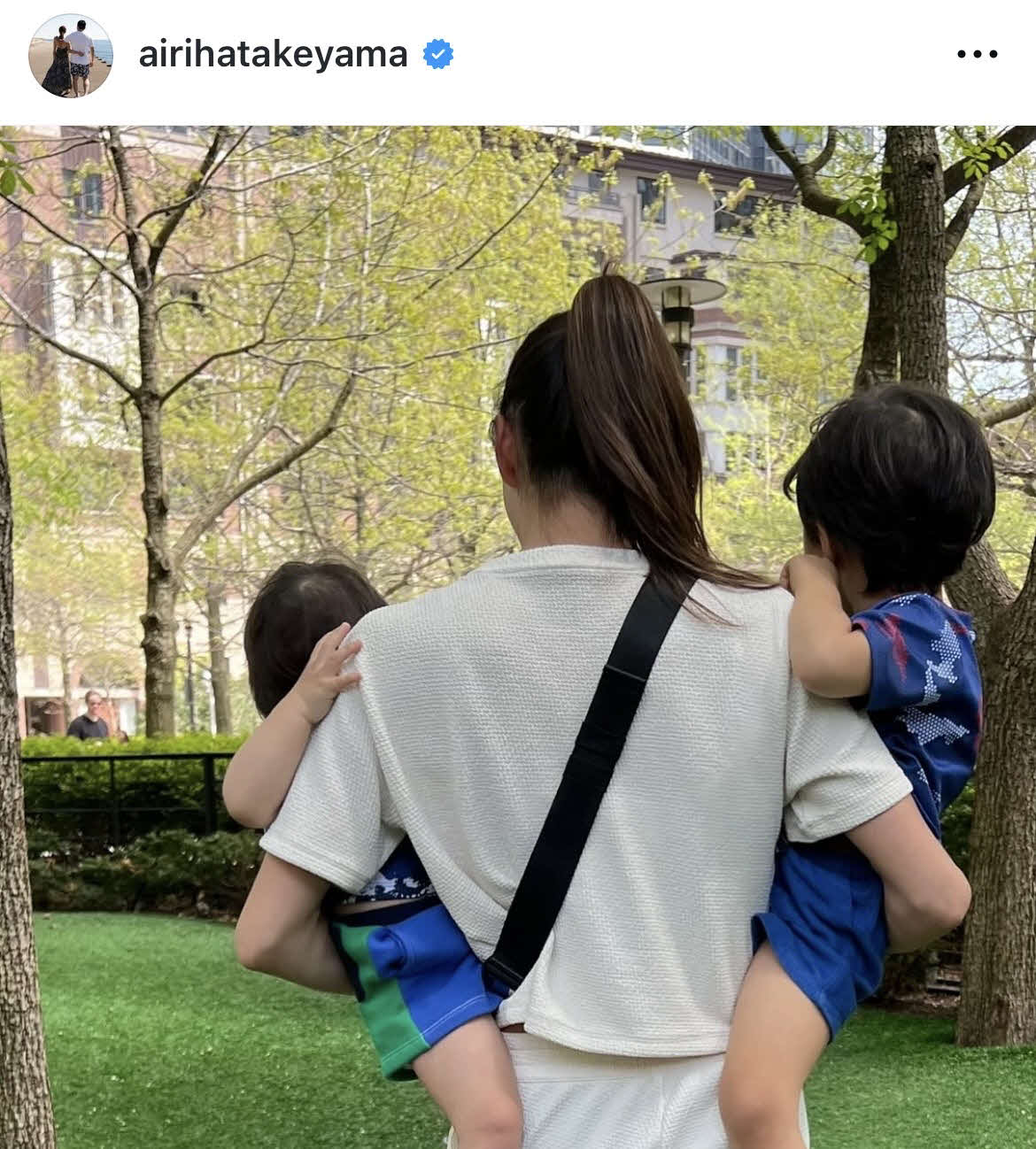 2人の息子を抱きかかえる畠山愛理さん（インスタグラムから）