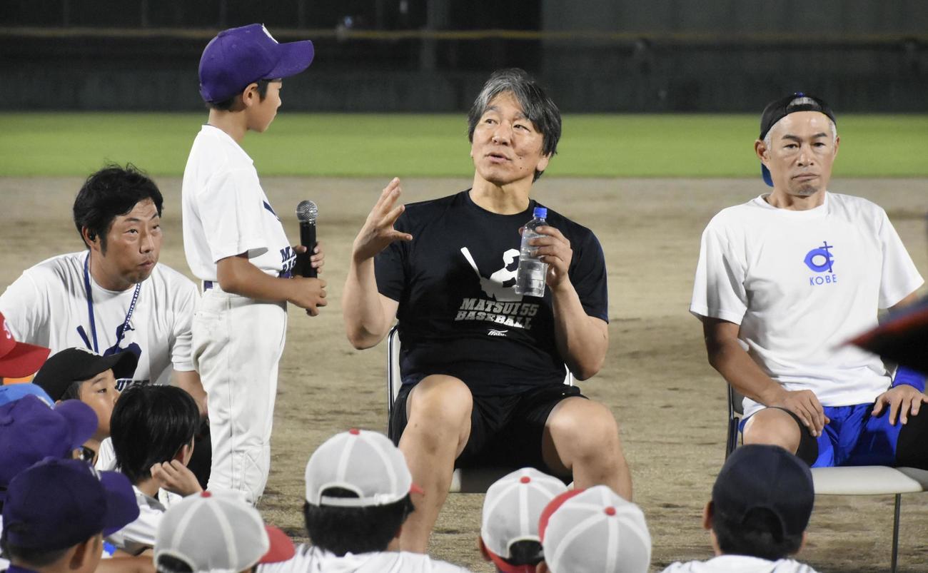 野球教室で子どもからの質問に答える松井秀喜さん。右はイチローさん（共同）