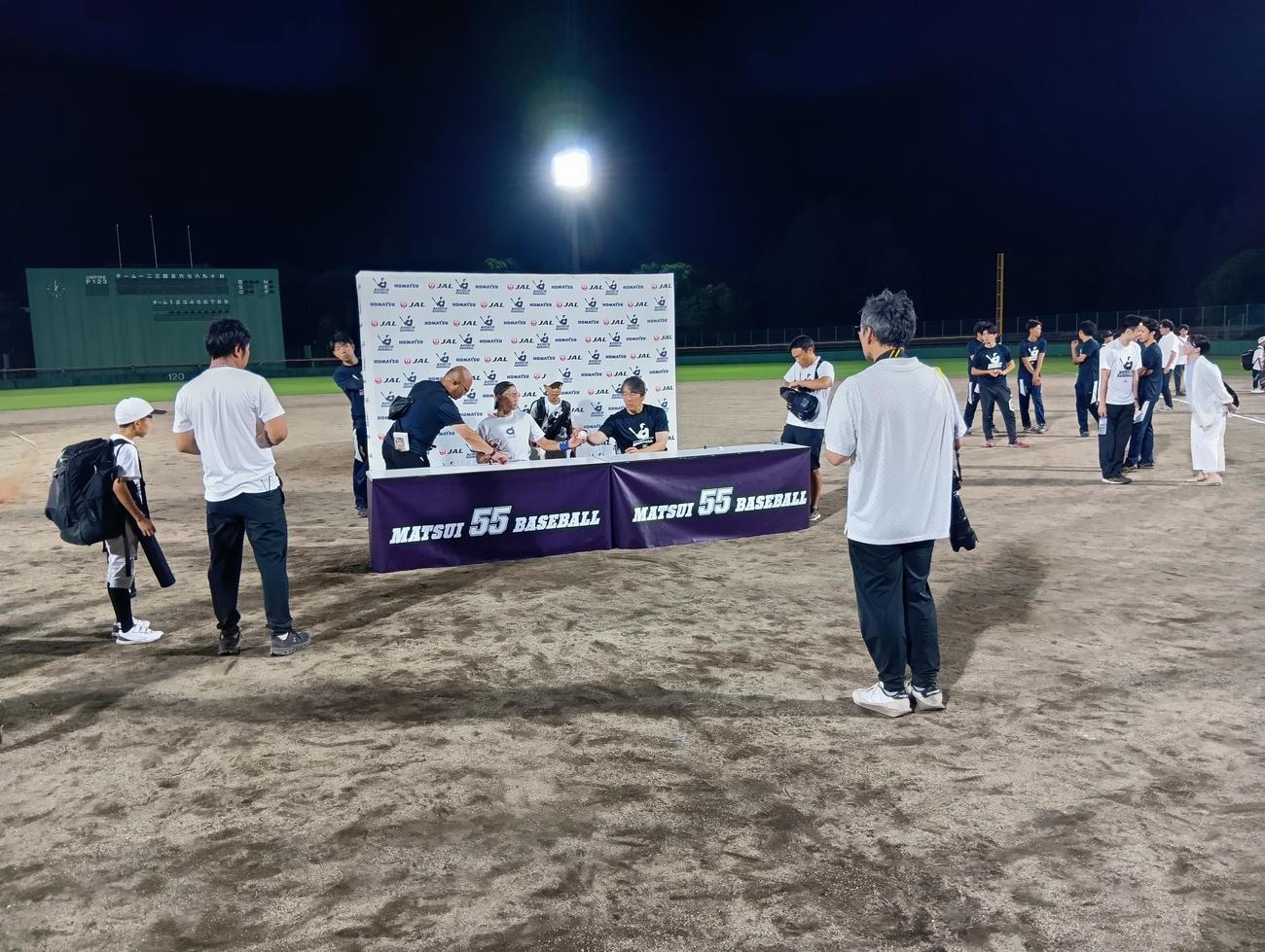 主催する野球教室でサインをする松井氏（右）とイチロー氏