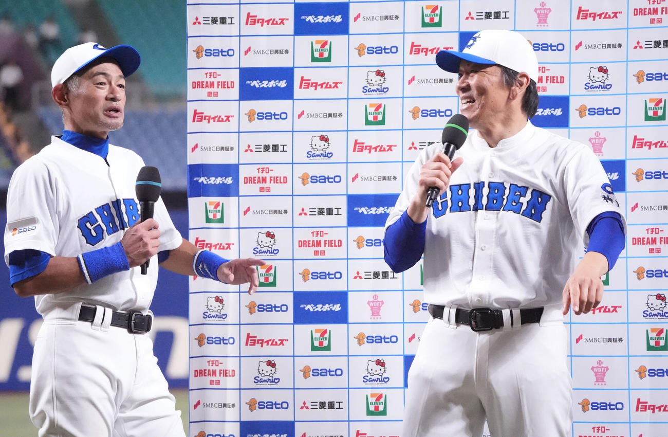 8月31日、高校野球女子選抜との試合後、インタビューで談笑するイチロー氏（左）と松井氏