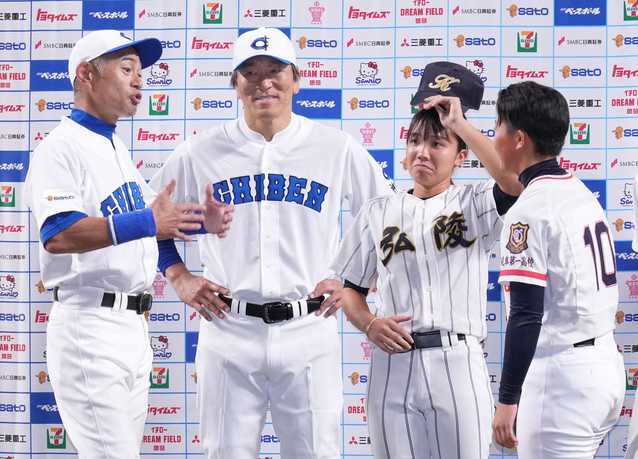 8月31日、高校野球女子選抜との試合後のインタビューを終えたイチロー氏（左）は高校野球女子選抜の毛利瑠花（右）と言葉を交わす。中央は松井氏