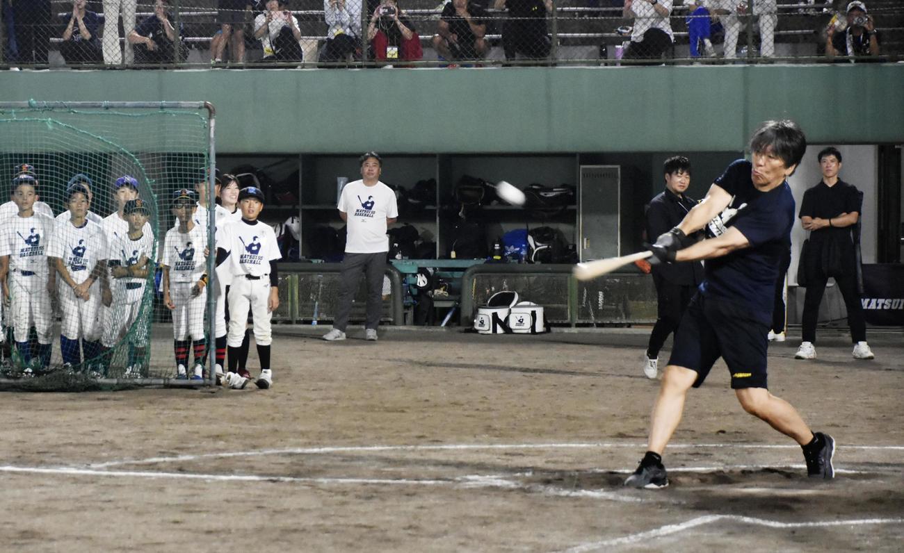 野球教室で打撃を披露する松井さん（共同）