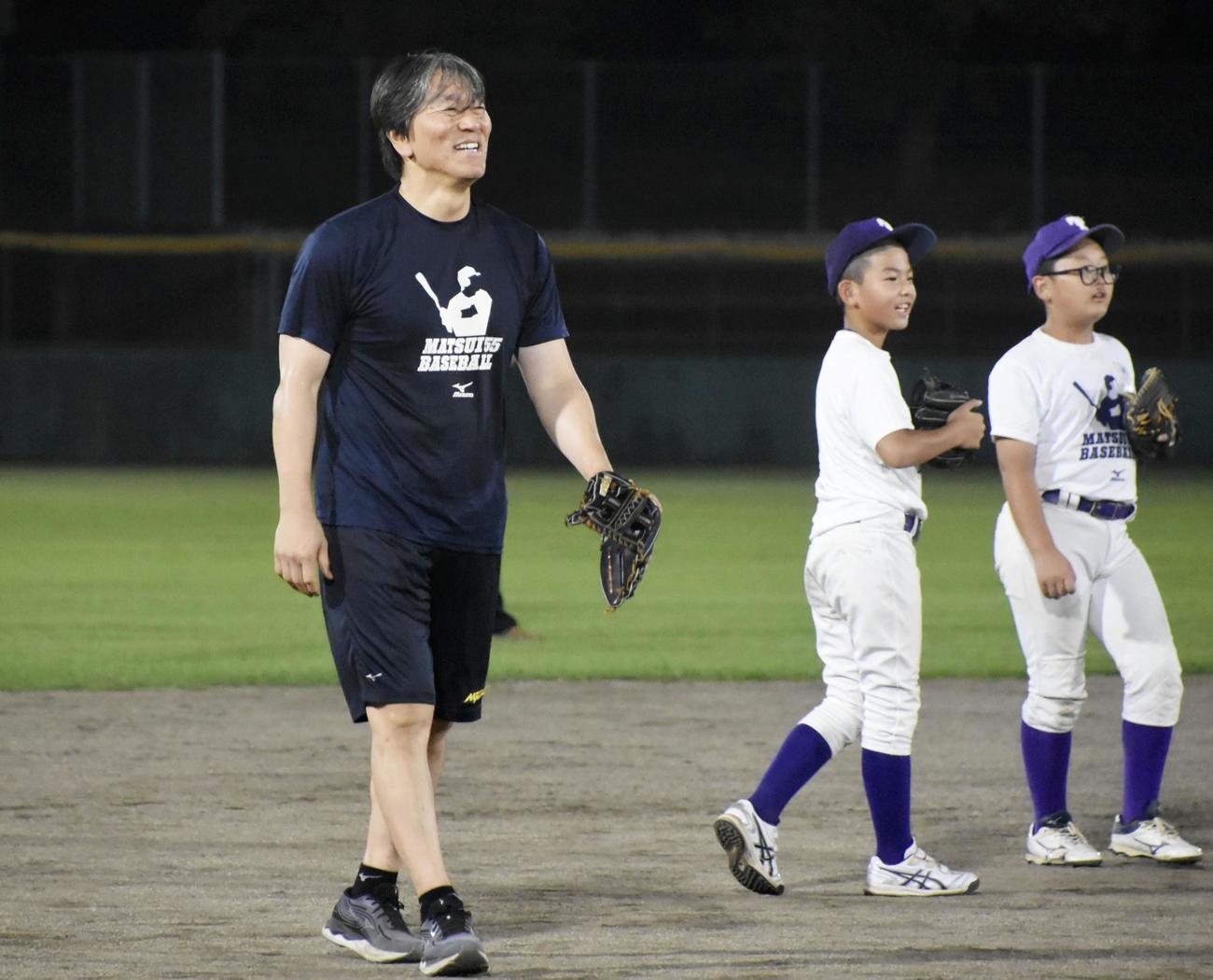 野球教室で笑顔を見せる松井秀喜さん（共同）