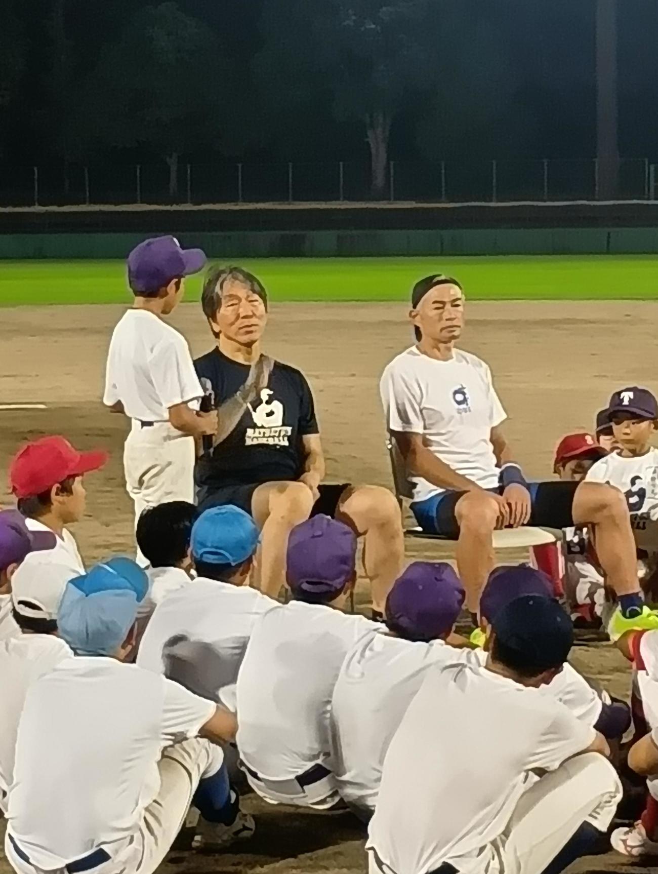 松井秀喜氏が主催する野球教室で打撃投手を務めるイチロー氏