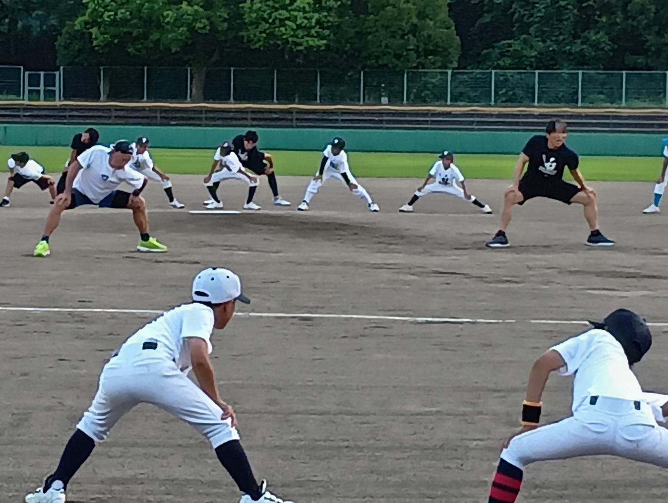 松井秀喜氏（右）の主催する野球教室にサプライズ参加し、体操するイチロー氏（左）