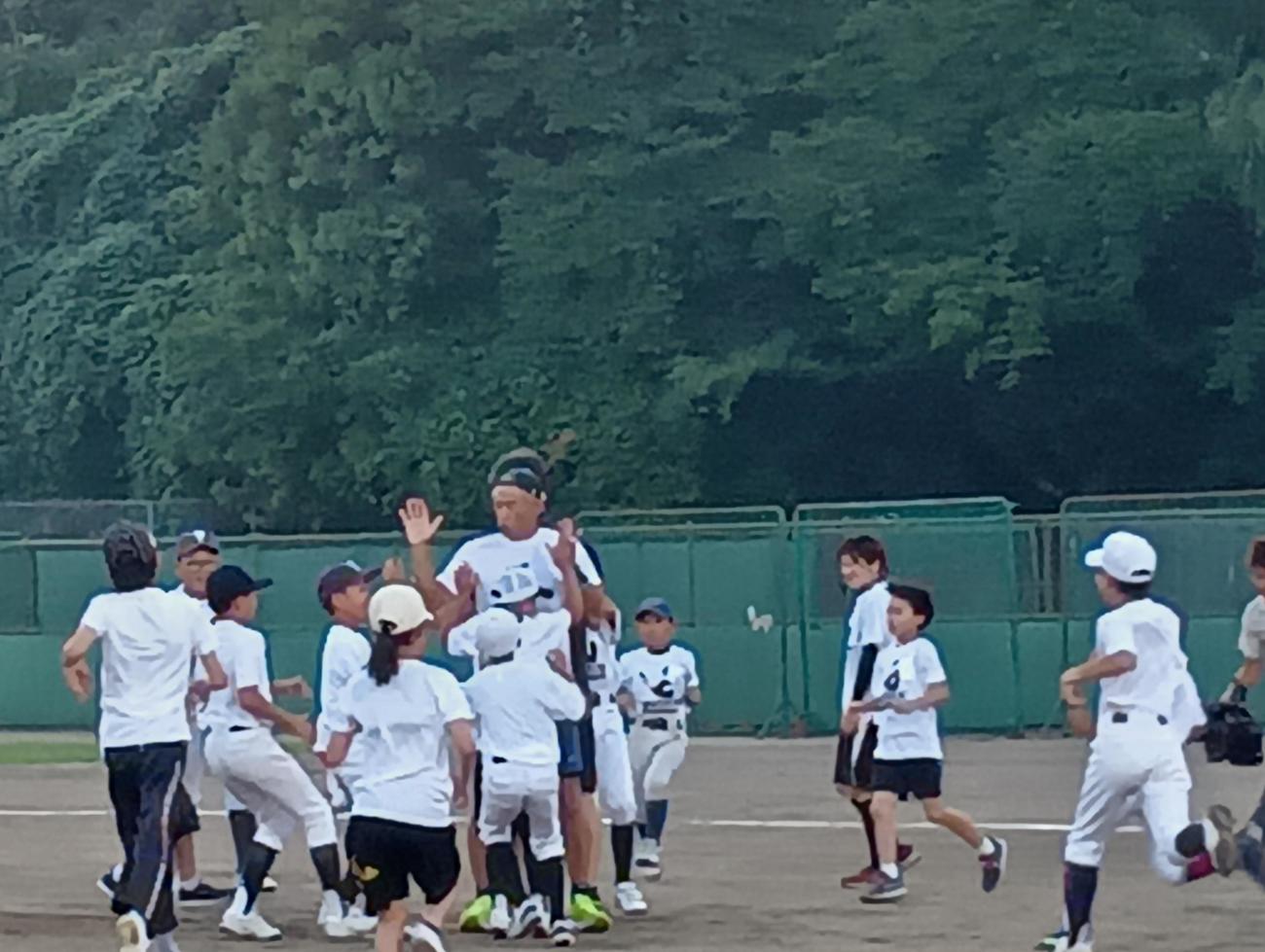 松井秀喜氏の主催する野球教室にサプライズ参加し、子供たちとハイタッチするイチロー氏（中央）