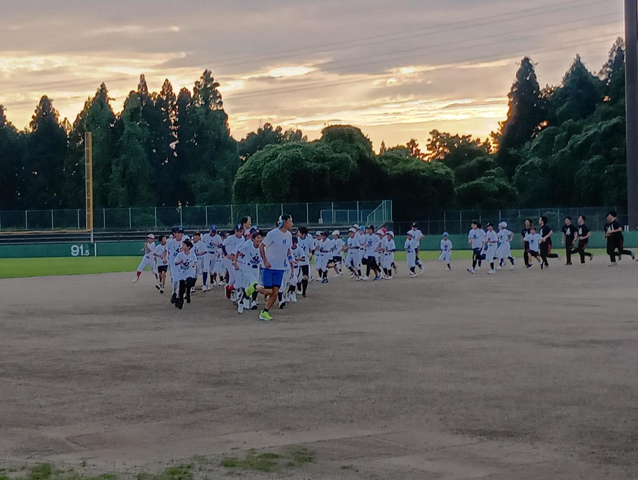 松井秀喜氏の主催する野球教室にサプライズ参加し、先頭でランニングを引っ張るイチロー氏