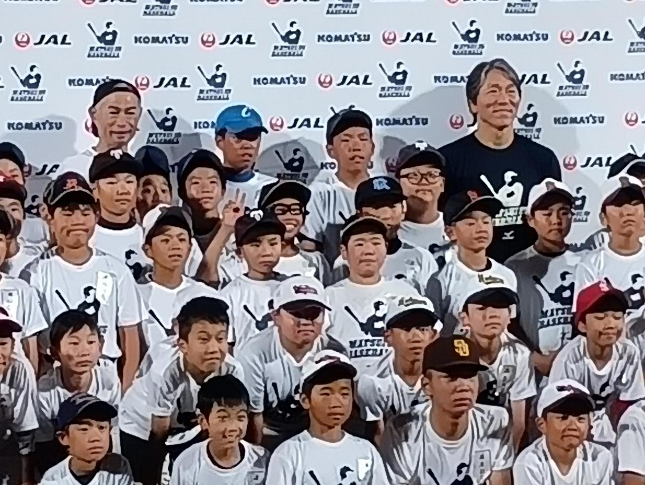 主催する野球教室でイチロー氏（左）とともに記念撮影する松井秀喜氏