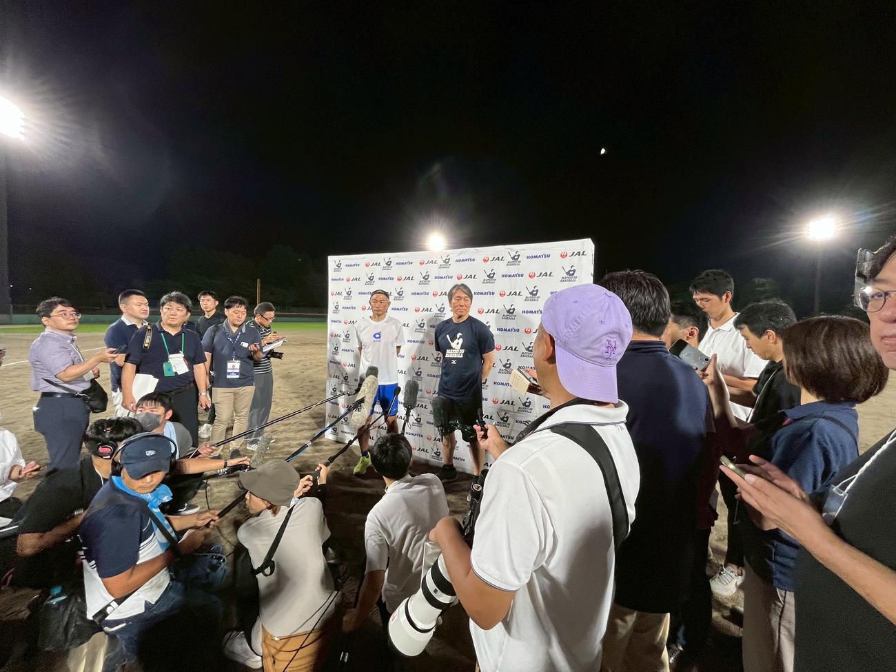 イチロー氏（左）は能登半島の七尾市で松井秀喜氏（右）の主催する野球教室に初めて参加した