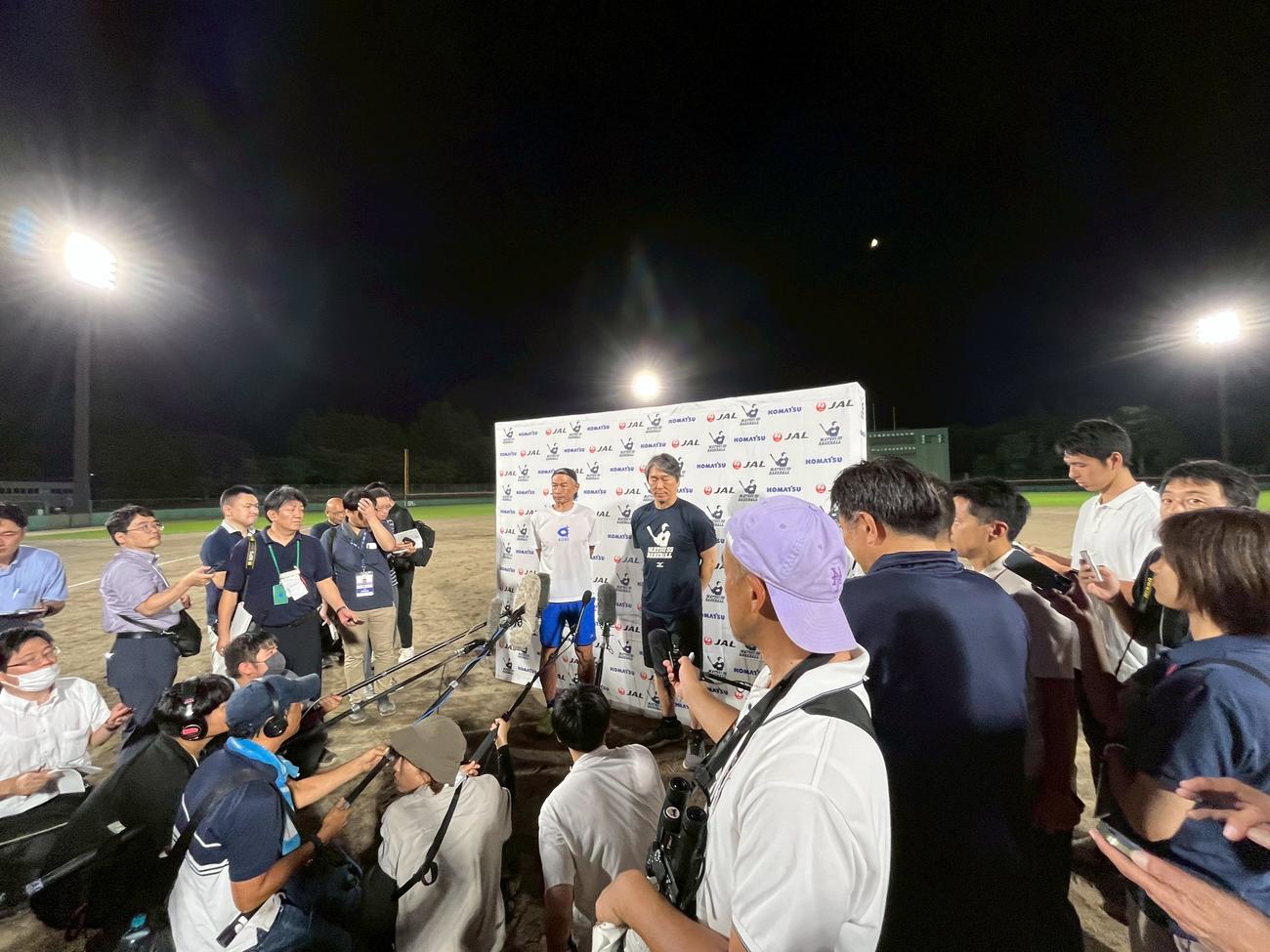 イチロー氏（左）は能登半島の七尾市で松井秀喜氏（右）の主催する野球教室に初めて参加した