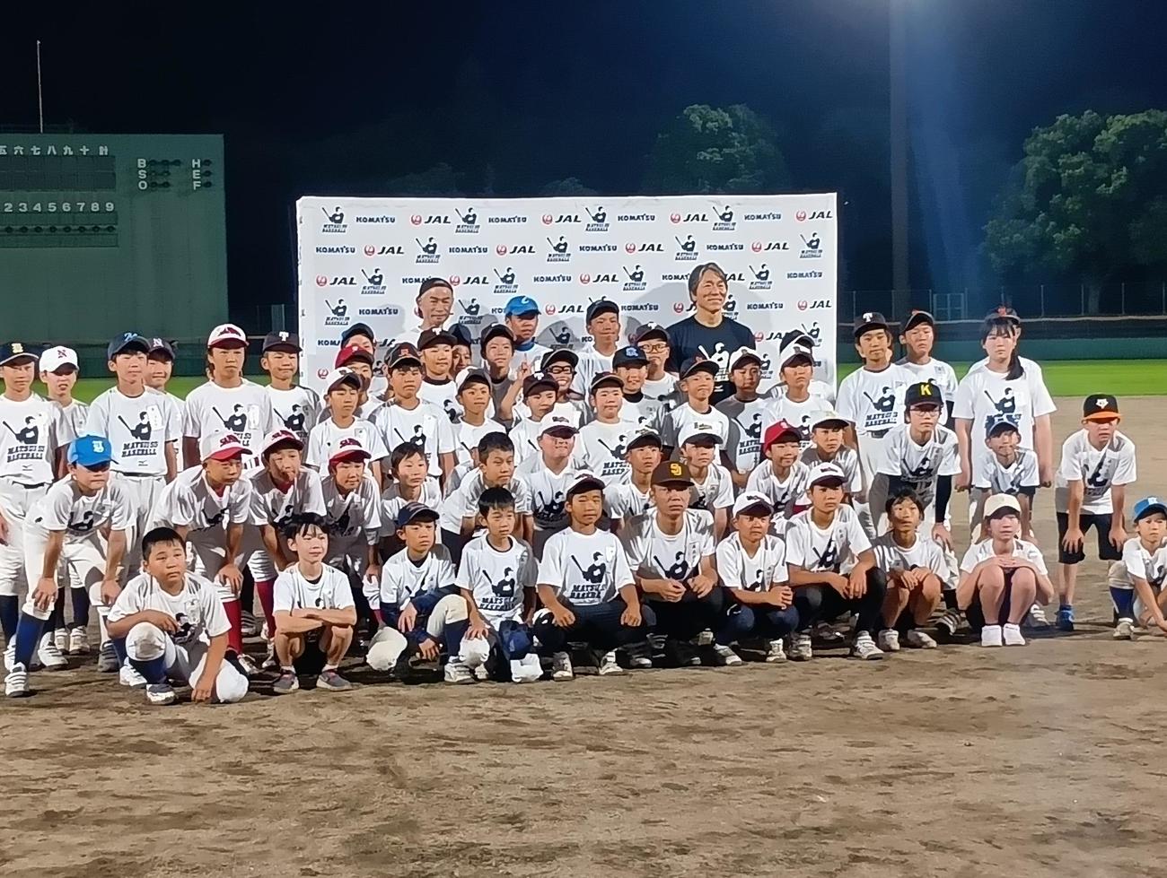 主催する野球教室でイチロー氏（左）とともに記念撮影する松井秀喜氏