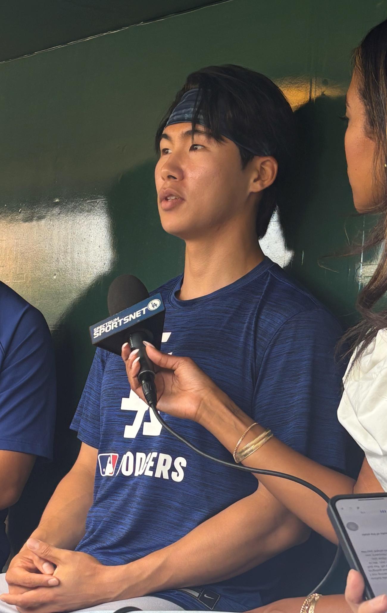 試合前に取材に応じるドジャース金慧成