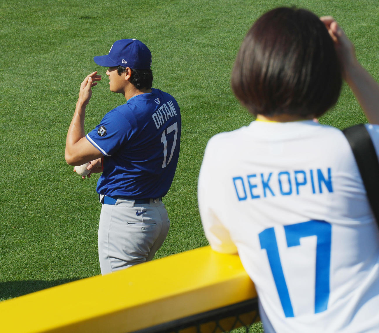 パイレーツ対ドジャース　試合前、デコピンのユニホームを着たファンを前に調整するドジャース大谷（撮影・菅敏）