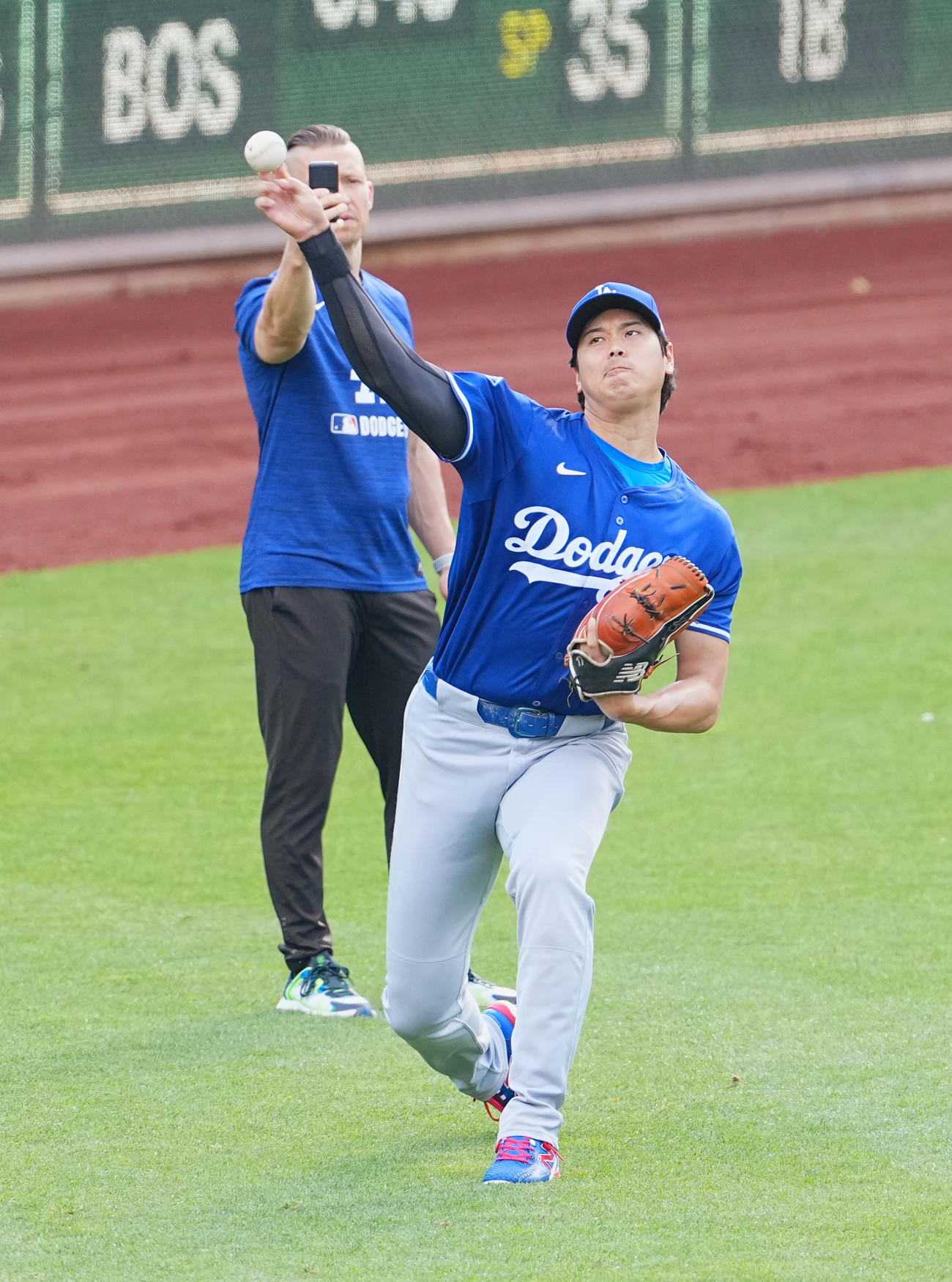 パイレーツ対ドジャース　試合前、キャッチボールをするドジャース大谷（撮影・菅敏）