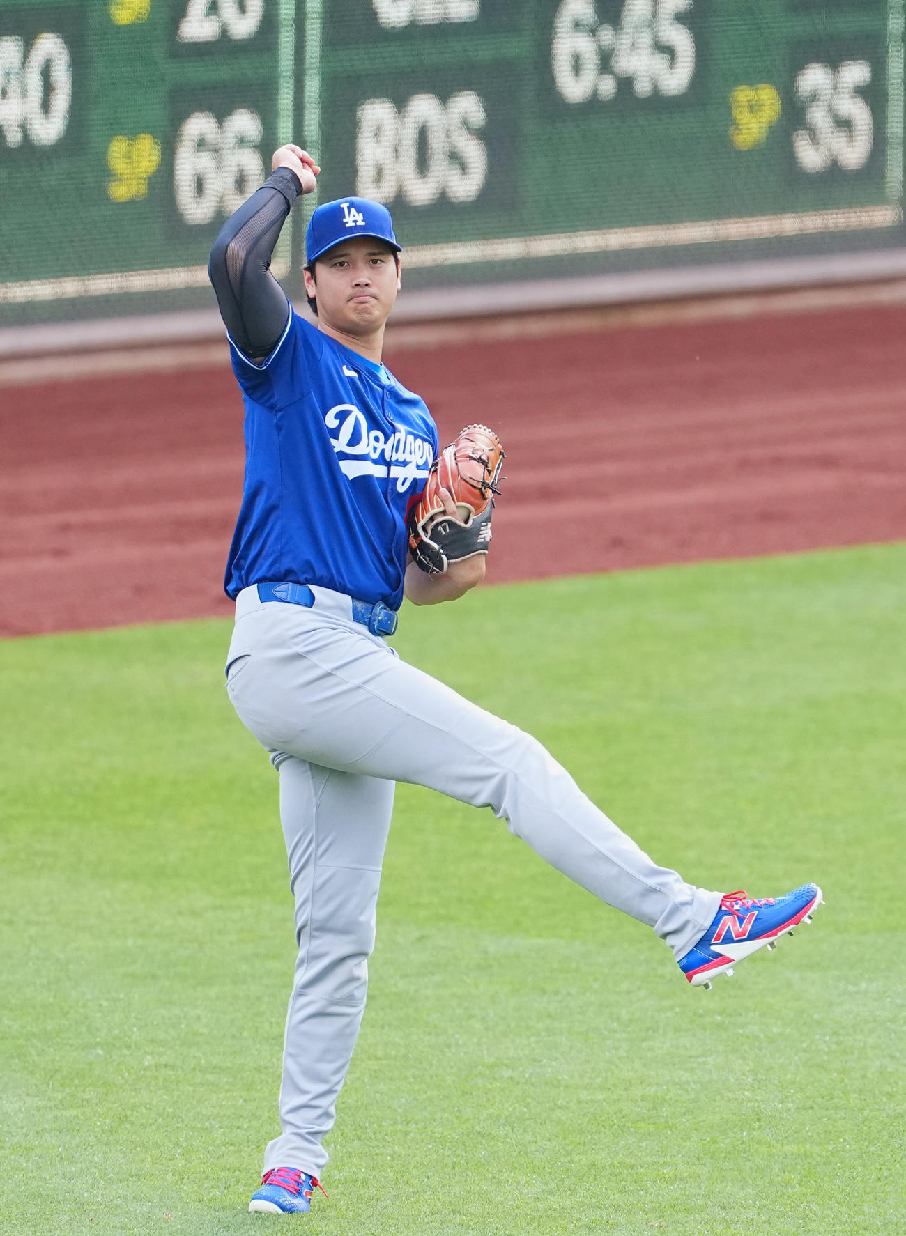 パイレーツ対ドジャース　試合前、キャッチボールをするドジャース大谷（撮影・菅敏）