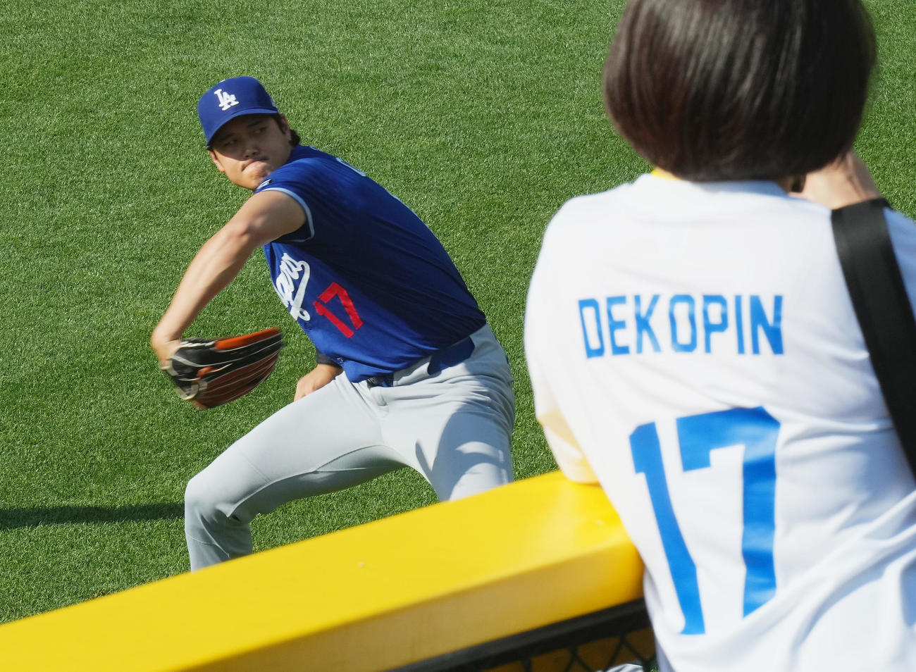 パイレーツ対ドジャース　試合前、デコピンのユニホームを着たファンを前に調整するドジャース大谷（撮影・菅敏）