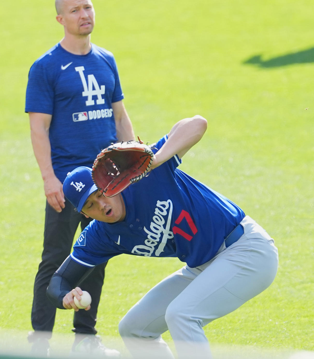 パイレーツ対ドジャース　試合前、キャッチボールをするドジャース大谷は、飛んできた打球に驚く（撮影・菅敏）