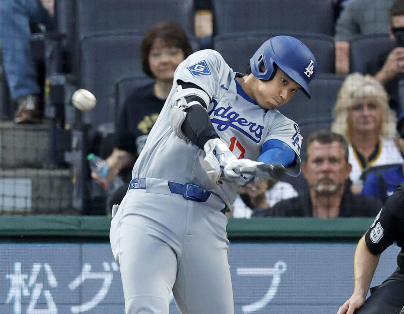 パイレーツ戦の3回、46号ソロを放つドジャース大谷（共同）