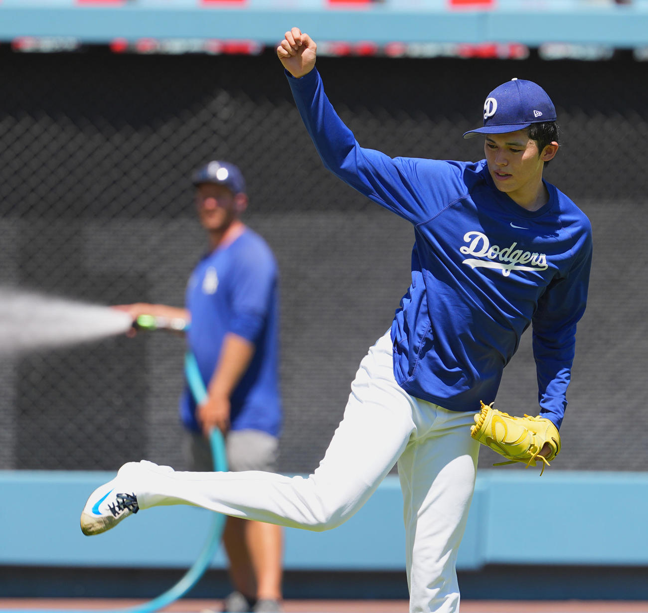 キャッチボールをするドジャース佐々木朗希（2025年8月撮影）