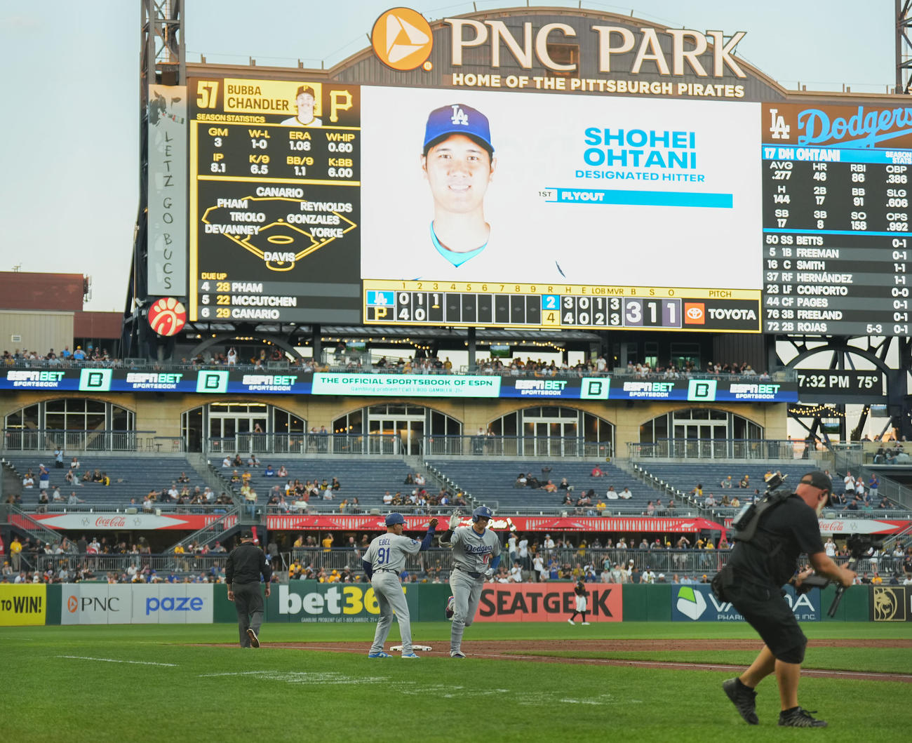 パイレーツ対ドジャース　3回表ドジャース1死、右越えにソロ本塁打を放ち、ダイヤモンドを回る大谷（撮影・菅敏）