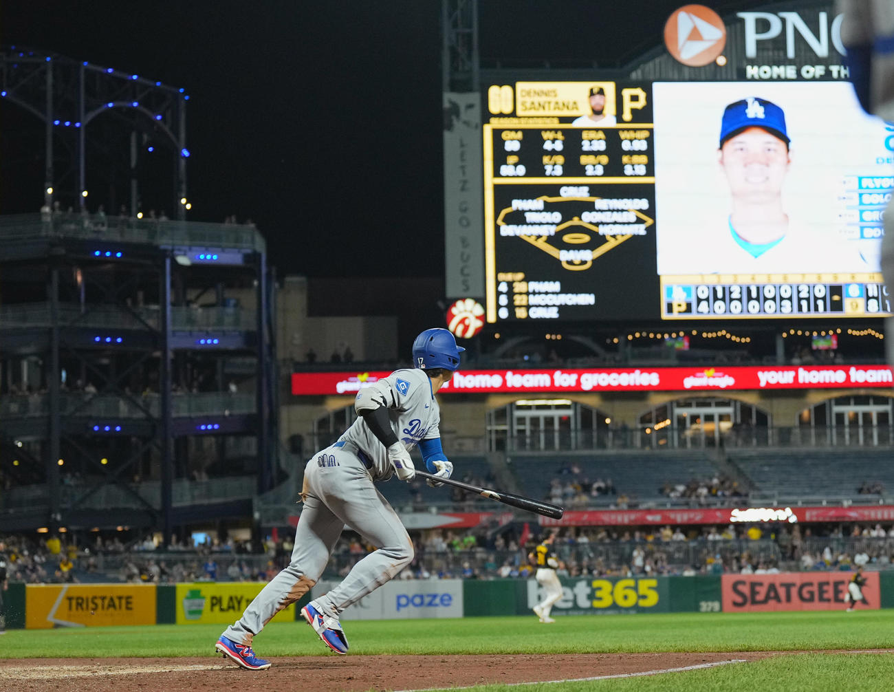 パイレーツ対ドジャース　9回表ドジャース無死一塁、中適時二塁打を放つ大谷（撮影・菅敏）