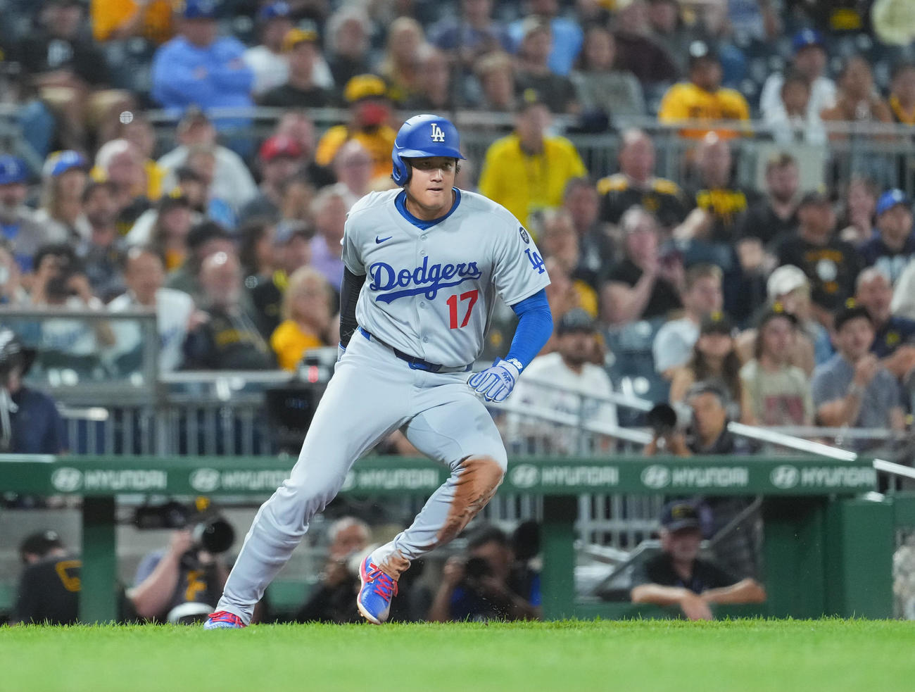 パイレーツ対ドジャース　7回表ドジャース無1死三塁、フリーマンの投前ゴロで三本間に挟まれる大谷（撮影・菅敏）