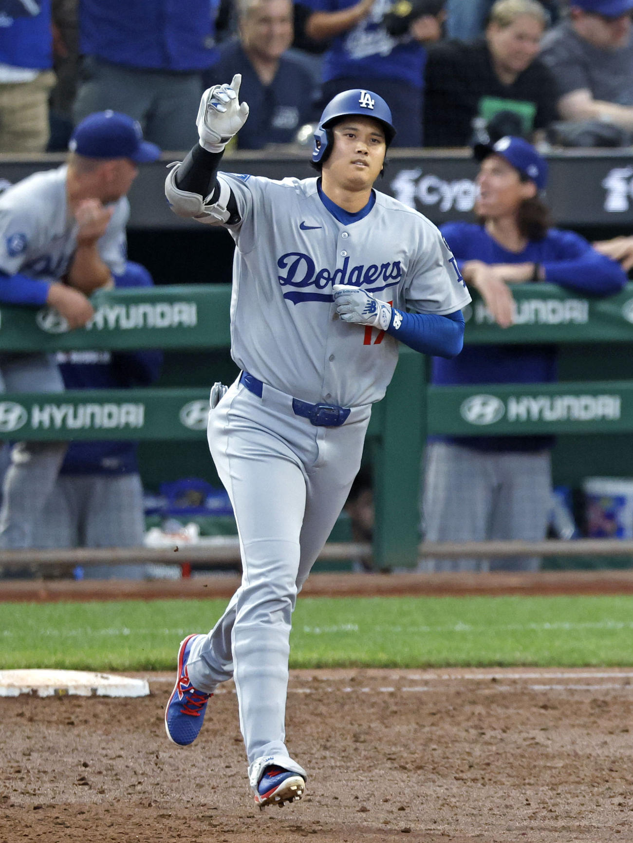 46号ソロを放ち塁を回るドジャース・大谷（共同）