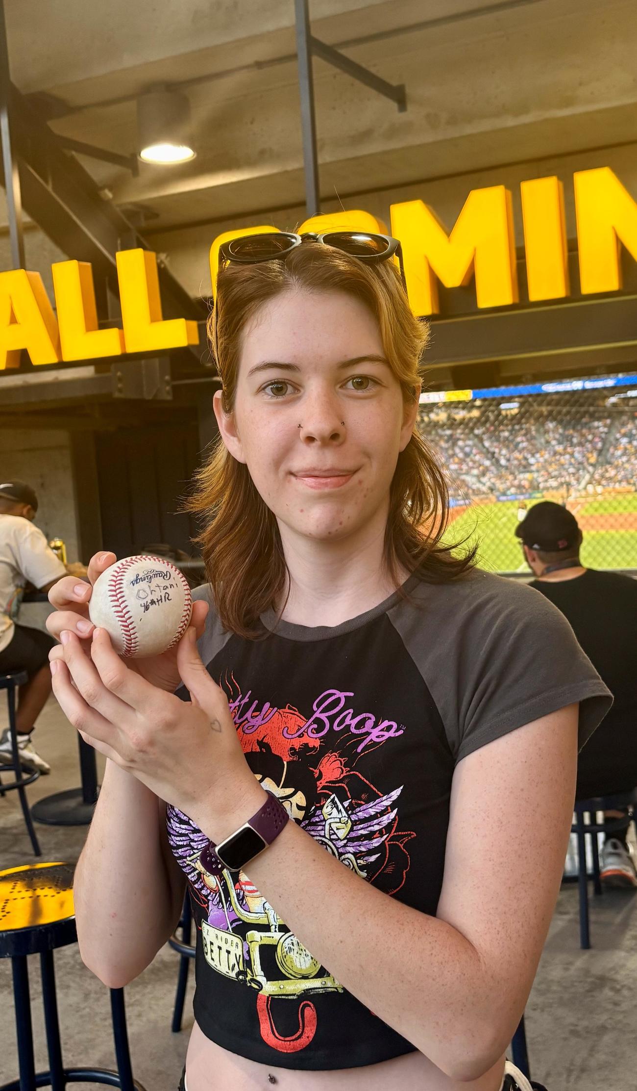 ドジャース大谷が放った自己最速のホームラン球を手にするマヤ・ホーガンさん