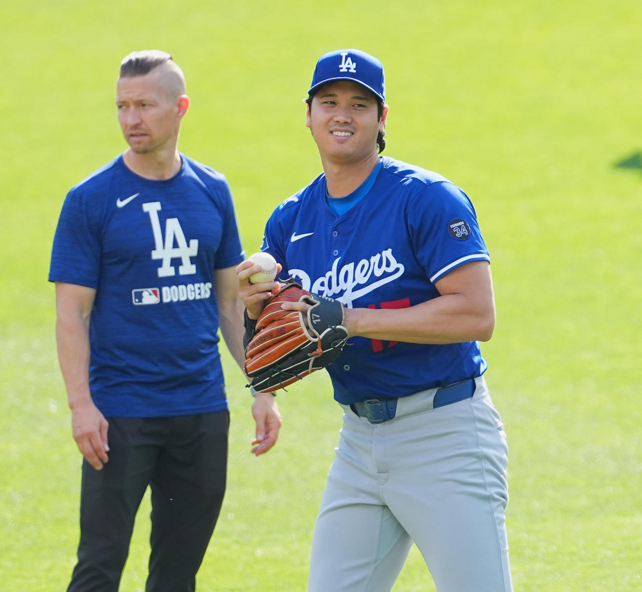 パイレーツ対ドジャース　試合前、笑顔でキャッチボールをするドジャース大谷翔平（右）（撮影・菅敏）