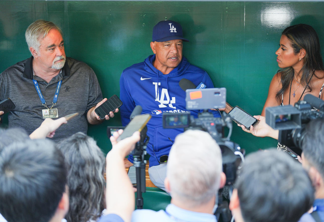 パイレーツ対ドジャース　試合前、記者の質問に答えるドジャース・ロバーツ監督（撮影・菅敏）