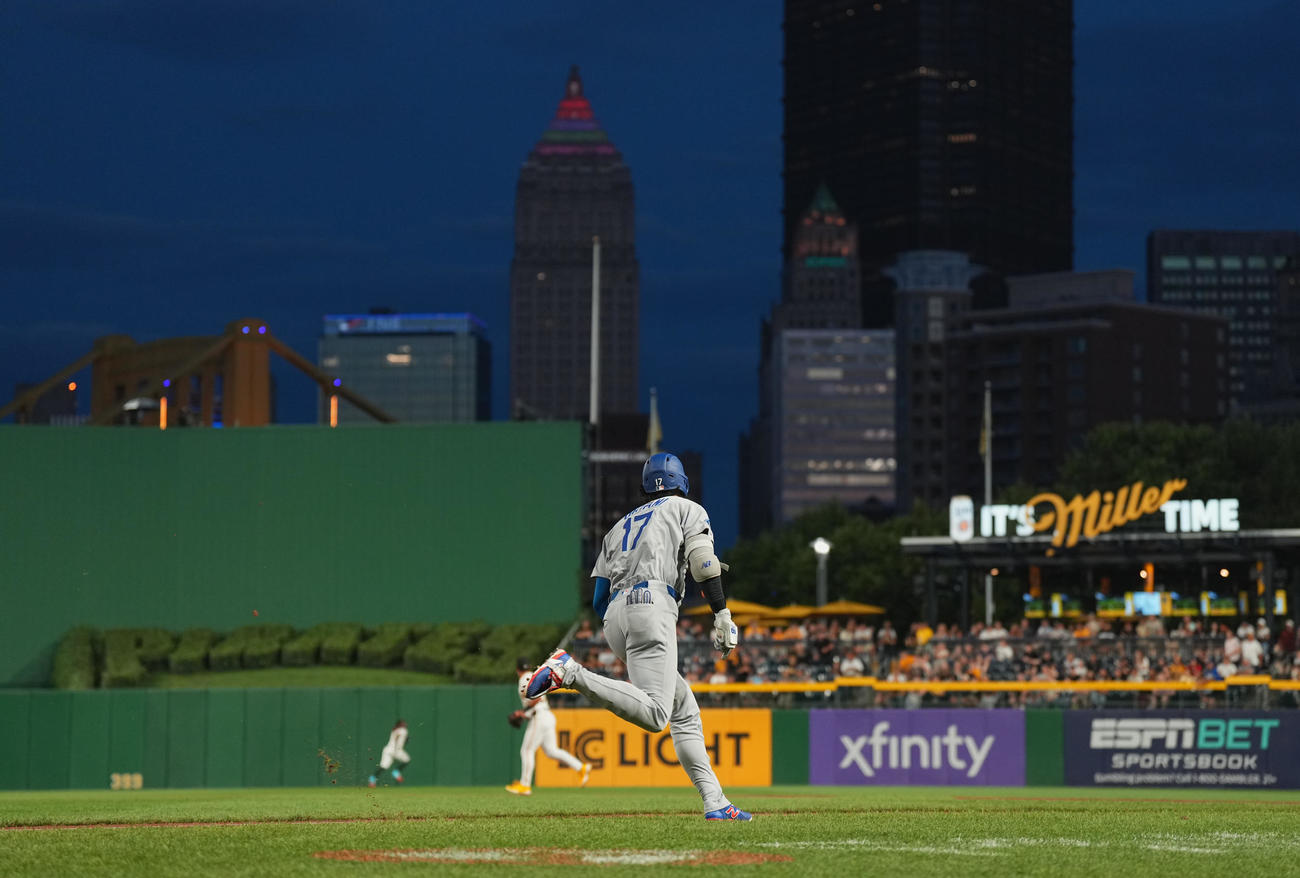 パイレーツ対ドジャース　5回表ドジャース無死、中二塁打を放ち、一塁を駆け回る大谷（撮影・菅敏）