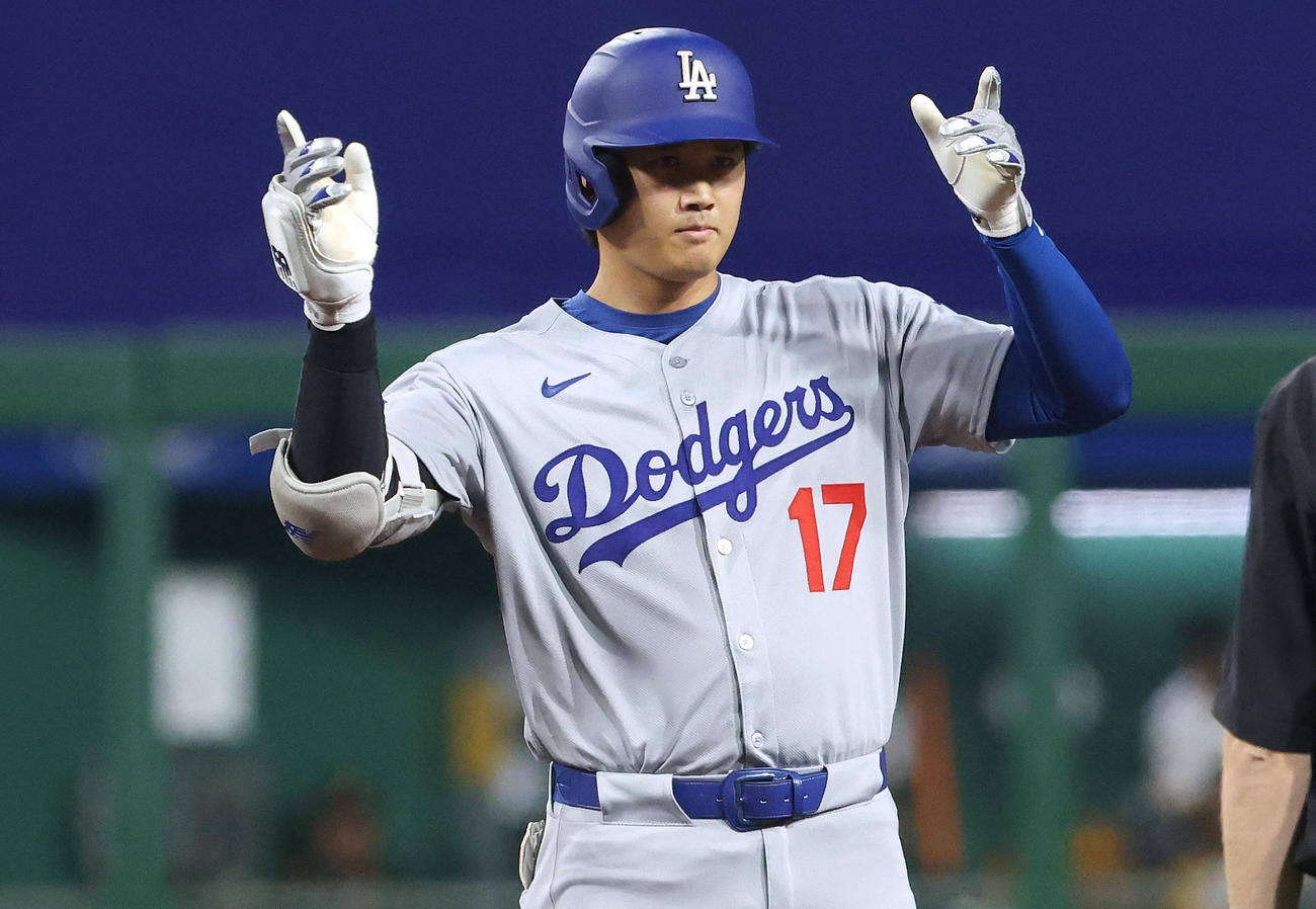 ドジャース大谷翔平はパイレーツ戦５回に二塁打を放つと塁上でポーズ（ロイター）