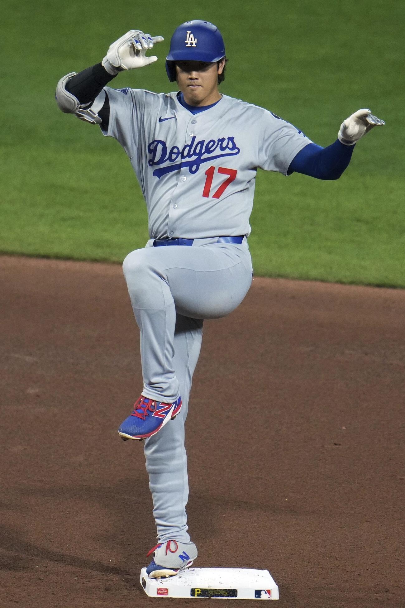 ドジャース大谷翔平はパイレーツ戦５回に二塁打を放つと塁上でおなじみのポーズ（AP)