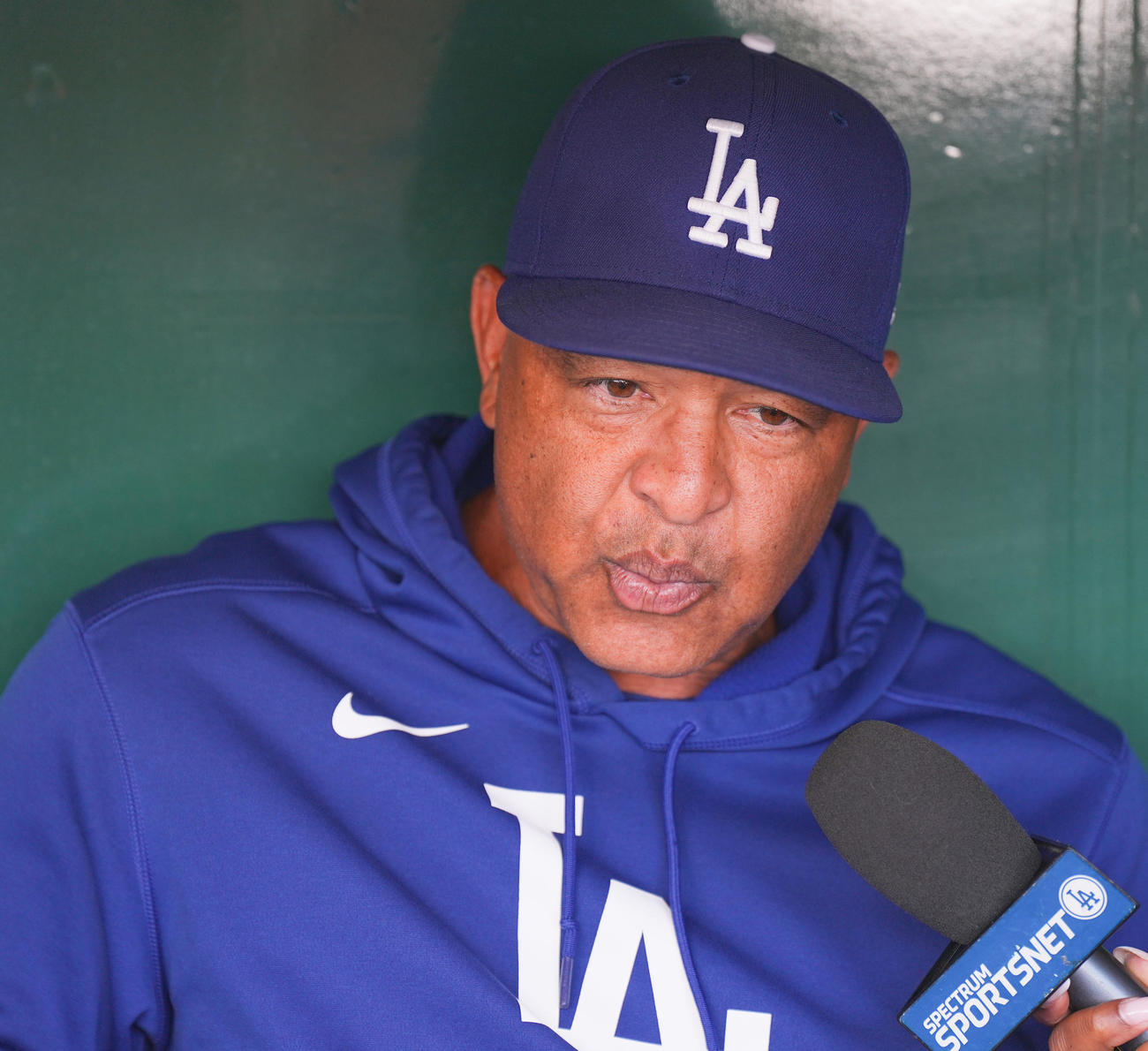 パイレーツ対ドジャース　試合前、記者の質問に答えるドジャース・ロバーツ監督（撮影・菅敏）